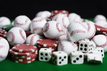 FLY68 Live Games - Hòa mình vào nhịp chơi casino sôi động Vòng roulette phát sáng với chip đổ xuống, tượng trưng cho các trò chơi live và instant win trên FLY68.