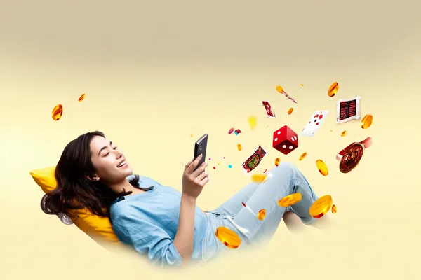 Một cô gái mỉm cười bên cạnh các máy slot sáng rực với biểu tượng may mắn, thể hiện danh mục slot nổi bật của FLY68.